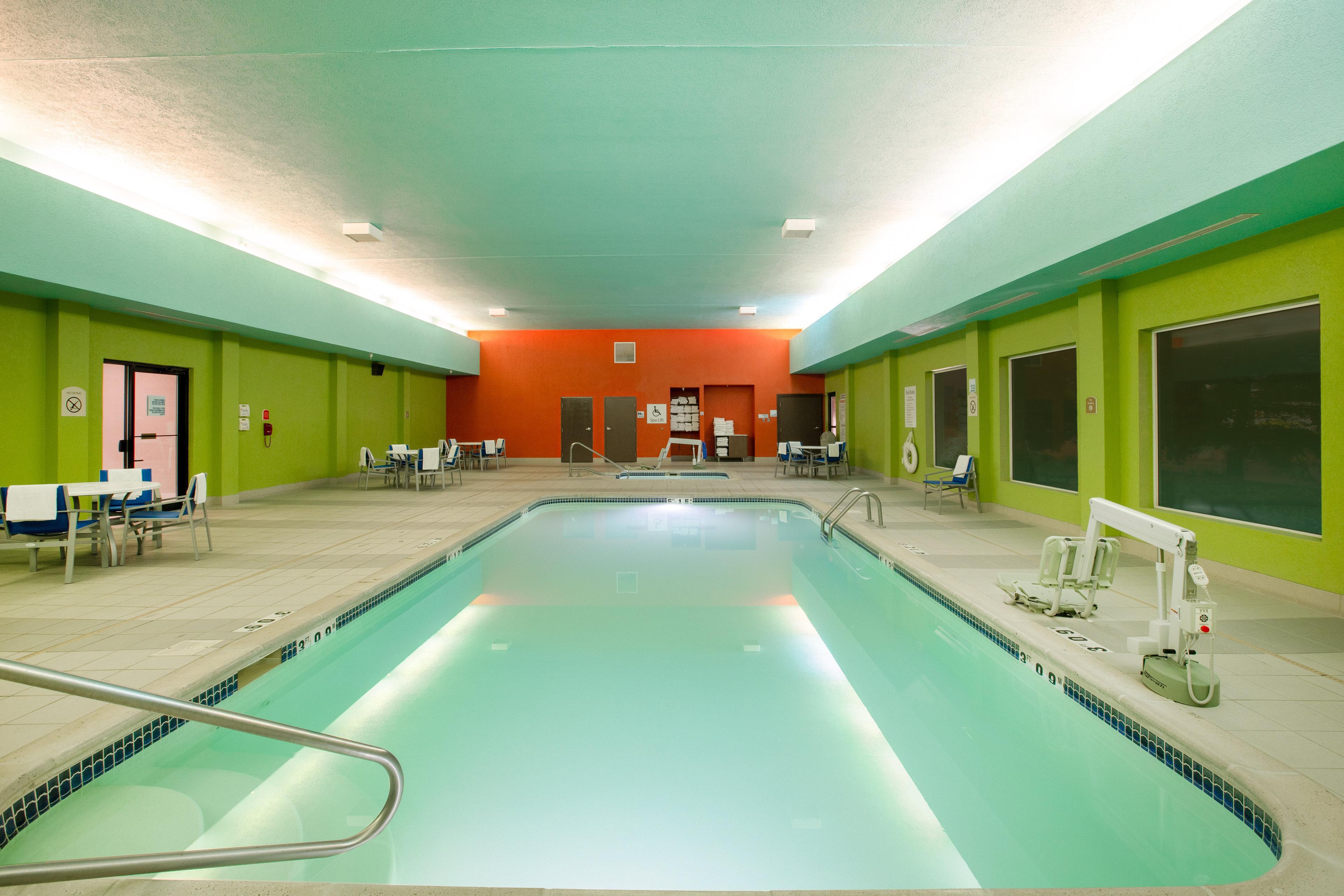 Holiday Inn Express Hotel & Suites Columbus By Ihg Exterior foto